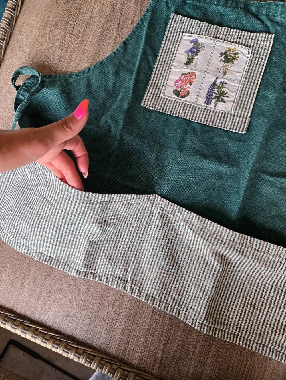 Vintage Cottagecore Green Canvas Gardening Apron with Pockets Floral Botanical